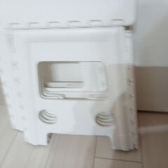 畳み椅子2つの画像