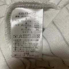 パーカー付きのトップスの画像