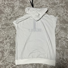 パーカー付きのトップスの画像