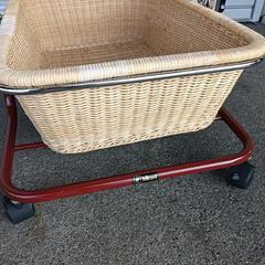 美品　ラタン　キャスター付き　2段ラックの画像