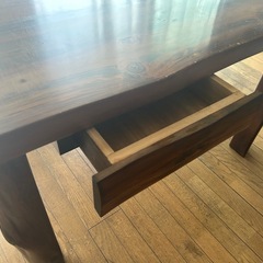 木製ダイニングテーブルの画像