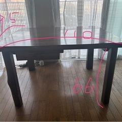 木製ダイニングテーブルの画像