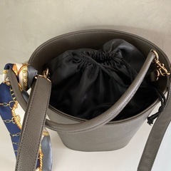 カーキ　バケツショルダーバッグ　美品の画像