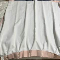 ニトリ 遮光カーテン ピンクの画像