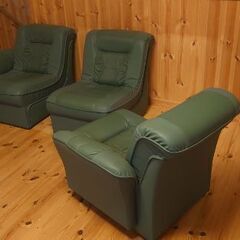美品 『使い勝手の良い』【✨うぐいす色✨】三人掛けソファーの画像