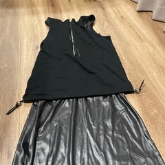 HERFEEのフェイクレザースカートドッキングノースリワンピ
の画像