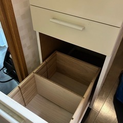 ガラスデスクと木製キャスターセットの画像