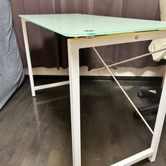 ガラスデスクと木製キャスターセットの画像