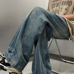 ライトブルーのワイドレッグデニム、サイドに縦のステッチが特徴。の画像
