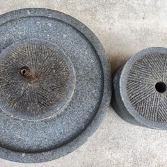 古物 手彫り 石臼 菱形文様 直径40×高さ22cm/古民家 お茶挽き 挽き臼 茶道具 そば道具 蕎麦 茶道具 抹茶 雑穀 粉 レトロの画像