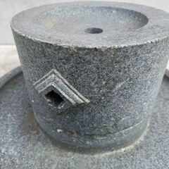 古物 手彫り 石臼 菱形文様 直径40×高さ22cm/古民家 お茶挽き 挽き臼 茶道具 そば道具 蕎麦 茶道具 抹茶 雑穀 粉 レトロの画像