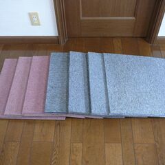 38. 値下げ【中古】タイルカーペット ピンク14枚 50cm×50cm(2枚のみサイズ異なります) グレー17枚 50cm×50cm 計31枚の画像