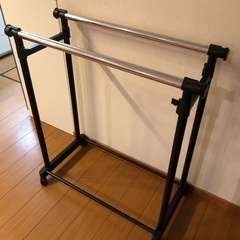 キャスター付き２連　伸縮自在　ハンガーラックの画像
