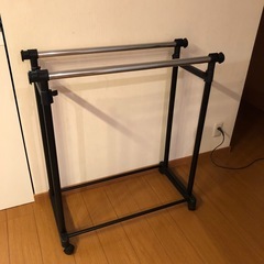キャスター付き２連　伸縮自在　ハンガーラックの画像