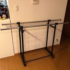 キャスター付き２連　伸縮自在　ハンガーラックの画像