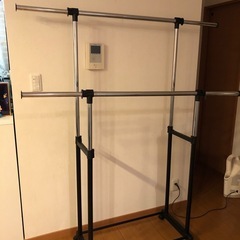 キャスター付き２連　伸縮自在　ハンガーラックの画像