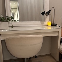 IKEA ホワイトデスクとチェアーのセット
の画像