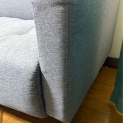 グレーのソファの画像