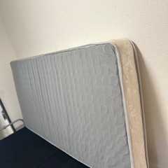 黒いシングルベッド＋2マット付きの画像