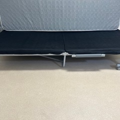 黒いシングルベッド＋2マット付きの画像