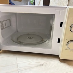 白い電子レンジの画像
