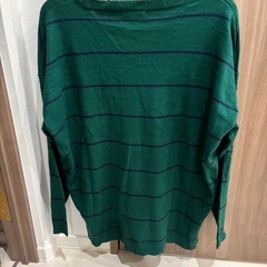 緑 ボーダー ニット Vネックの画像