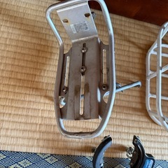 自転車のカゴと鍵の画像