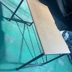 威圧感のないデスクの画像