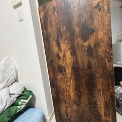 机、椅子のセットの画像