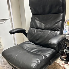 机、椅子のセットの画像
