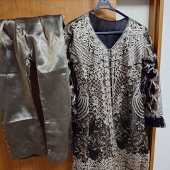 スーツとイスラム 服のセットの画像