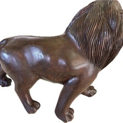 重厚感のある木彫りのライオン　インテリア　アンティーク　の画像