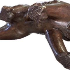 重厚感のある木彫りのライオン　インテリア　アンティーク　の画像