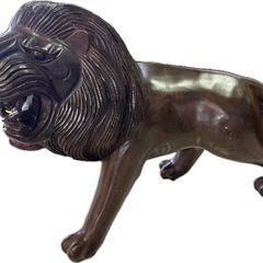 重厚感のある木彫りのライオン　インテリア　アンティーク　の画像