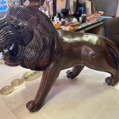 重厚感のある木彫りのライオン　インテリア　アンティーク　の画像