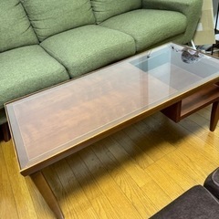ガラス天板、木製テーブルの画像