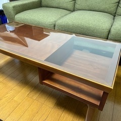 ガラス天板、木製テーブルの画像