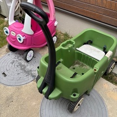 アメリカンな緑の乗り物の画像