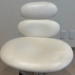 背もたれ付き スツールの画像