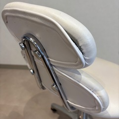 背もたれ付き スツールの画像