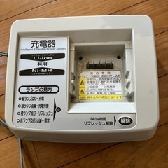 自転車のバッテリーと充電器の画像