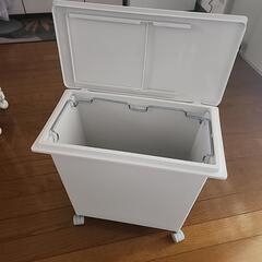 キャスター付きゴミ箱の画像