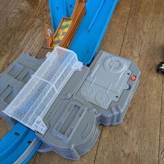 Hot Wheels コースと車両2台のセットの画像