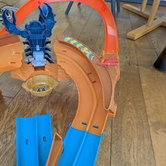 Hot Wheels コースと車両2台のセットの画像