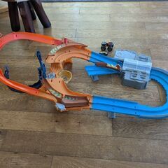 Hot Wheels コースと車両2台のセットの画像