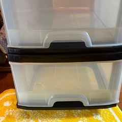 プラスチック製の衣装箱2個