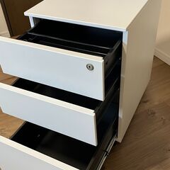 カギ付きスチール袖机（3段・キャスター付）ホワイトの画像