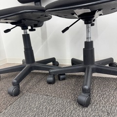 早い者勝ち 2脚あり まとめてでも 個別でもok 27日引取り希望 椅子 イス チェア 家具 黒 ブラック 高さ調整可能 シンプルの画像