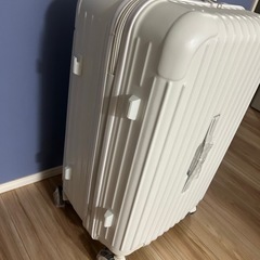 スーツケース　白　大容量の画像