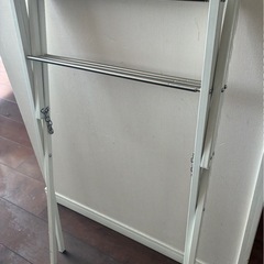白い折りたたみ室内物干しバスタオルハンガーの画像
